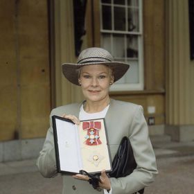 Judi Dench při udílení Řádu britského impéria v roce 1988.
