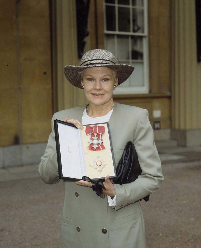 Judi Dench při udílení Řádu britského impéria v roce 1988.
