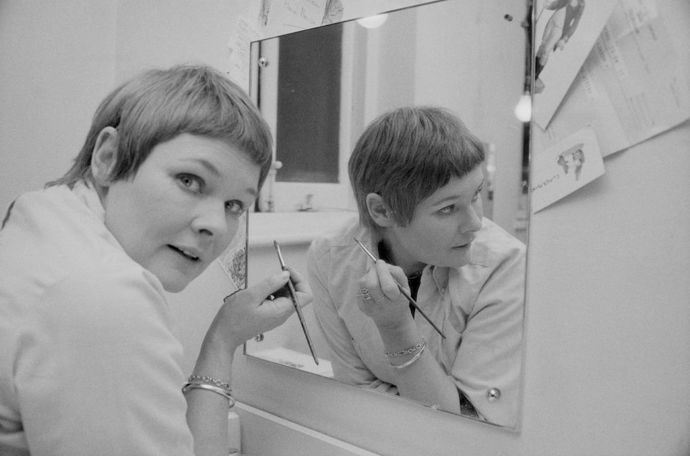 Judi Dench v roce 1975, už tehdy nosila svůj typický krátký sestřih.
