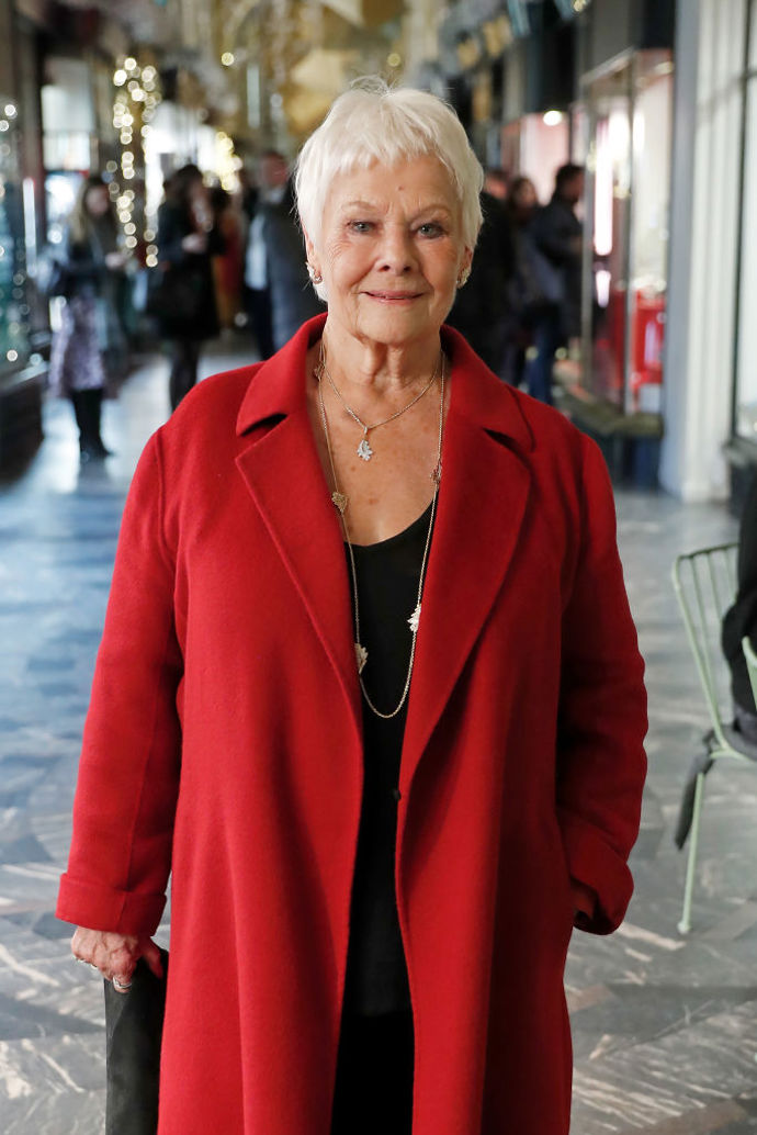 Judi Dench v předvánočním čase v Londýně v roce 2019.
