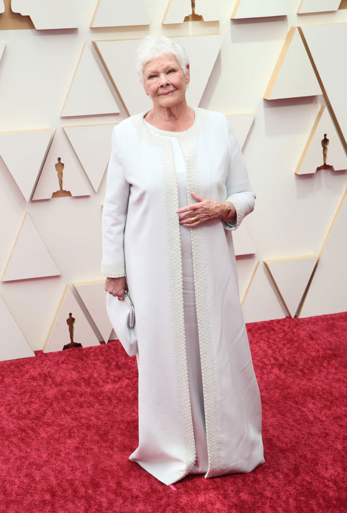 Na udílení Oscarů v roce 2022 Judi Dench oblékla celobílý outfit.

