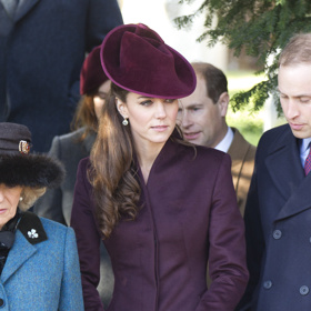 Princezna Kate poprvé na vánoční mši s královskou rodinou v roce 2011 ve švestkovém modelu
