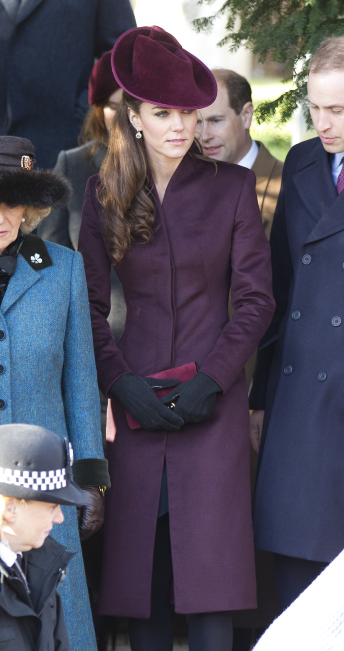 Princezna Kate poprvé na vánoční mši s královskou rodinou v roce 2011 ve švestkovém modelu
