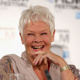 Judi Dench na tiskové konferenci k filmu Philomena na filmovém festivalu v Londýně v roce 2013.
