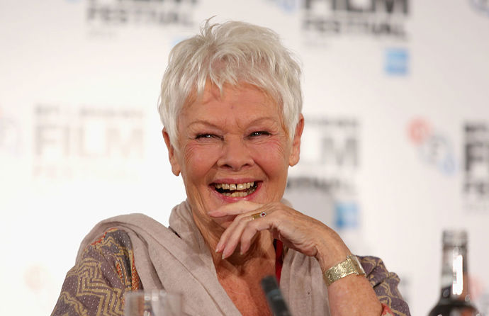 Judi Dench na tiskové konferenci k filmu Philomena na filmovém festivalu v Londýně v roce 2013.
