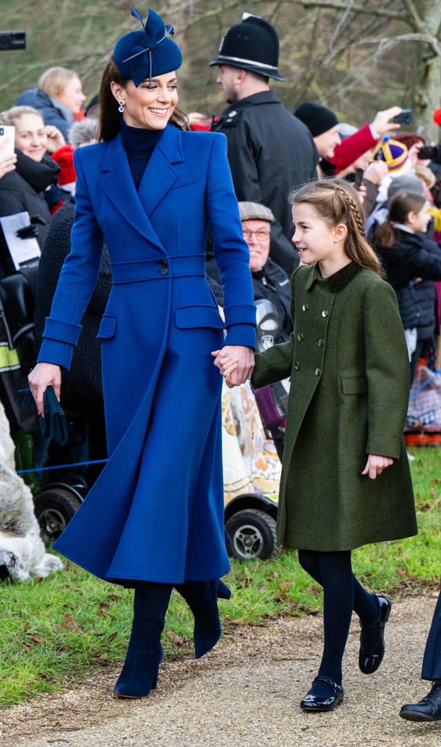 Princezna Kate v královsky modrém kabátu v roce 2023
