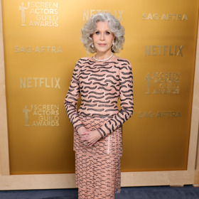 Flitry, volánky a broskvová barva? Tuhle kombinaci nezvládne vynést každý, ale Jane Fonda ano. Takhle jí to slušelo na předávání cen SAG Awards

