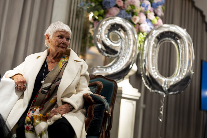 Judi Dench při vytváření její sochy sochařem Francesem Segelmanem při příležitosti jejích 90. narozenin.
