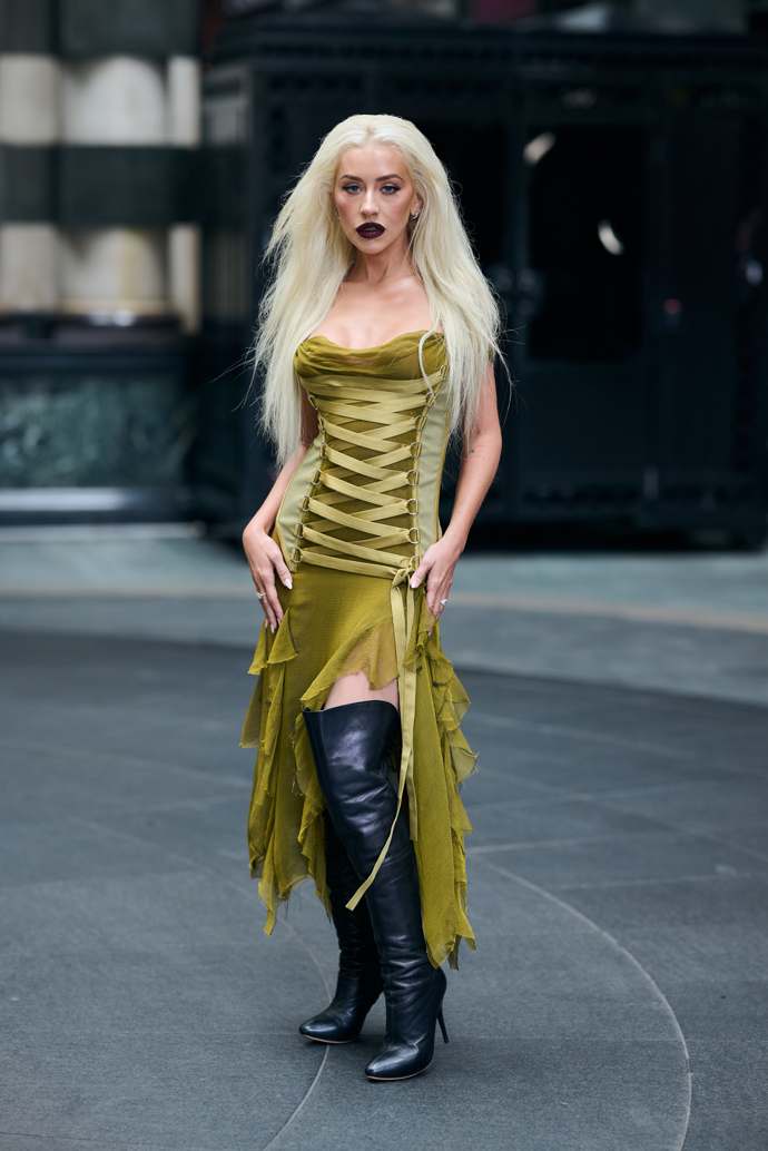 V létě 2025 oblékla ikonický model Versace 
