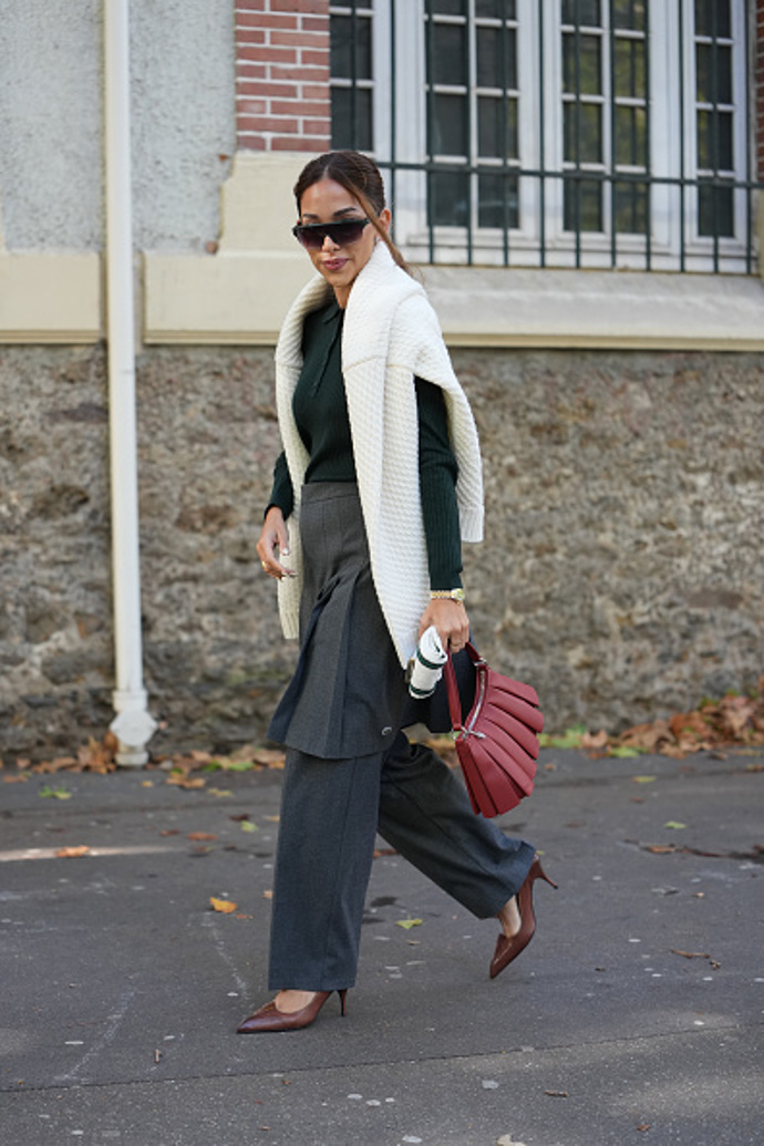 Neutrální barvy rozzářila červená i zajímavě pojatý styling.
Neutrální barvy rozzářila červená i zajímavě pojatý styling.