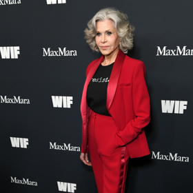  Jane Fonda v outfitu Max Mara - zářivé barvy jsou její nejoblíbenější
