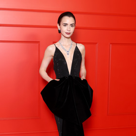 Lilly Collins na pařížské premiéře k páté sérii Emily in Paris
