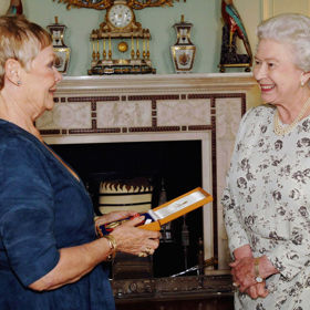 Britská královna Alžběta II. udělila v roce 2005 Judi Dench Řád společníků cti, který se uděluje za zásluhy v oblasti umění, literatury, vědy, politiky či průmyslu.
