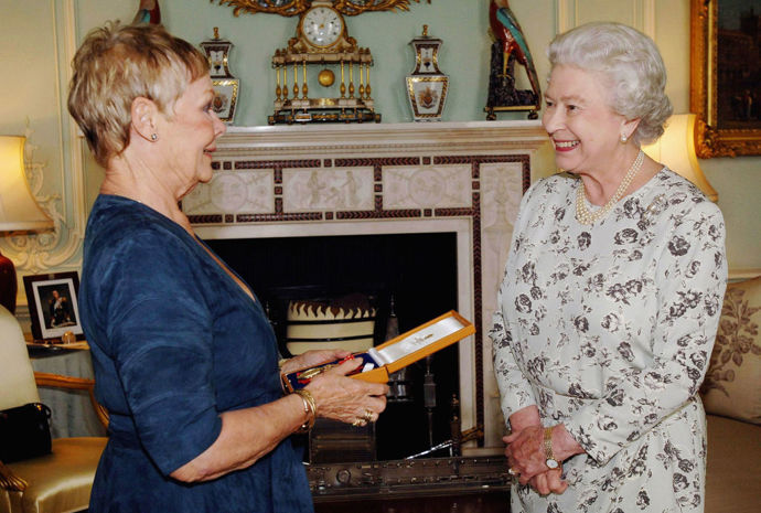 Britská královna Alžběta II. udělila v roce 2005 Judi Dench Řád společníků cti, který se uděluje za zásluhy v oblasti umění, literatury, vědy, politiky či průmyslu.
