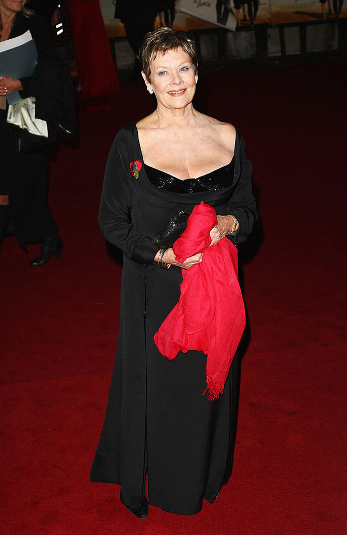 Judi Dench v roce 2008 na premiéře bondovky Quantum of Solace.
