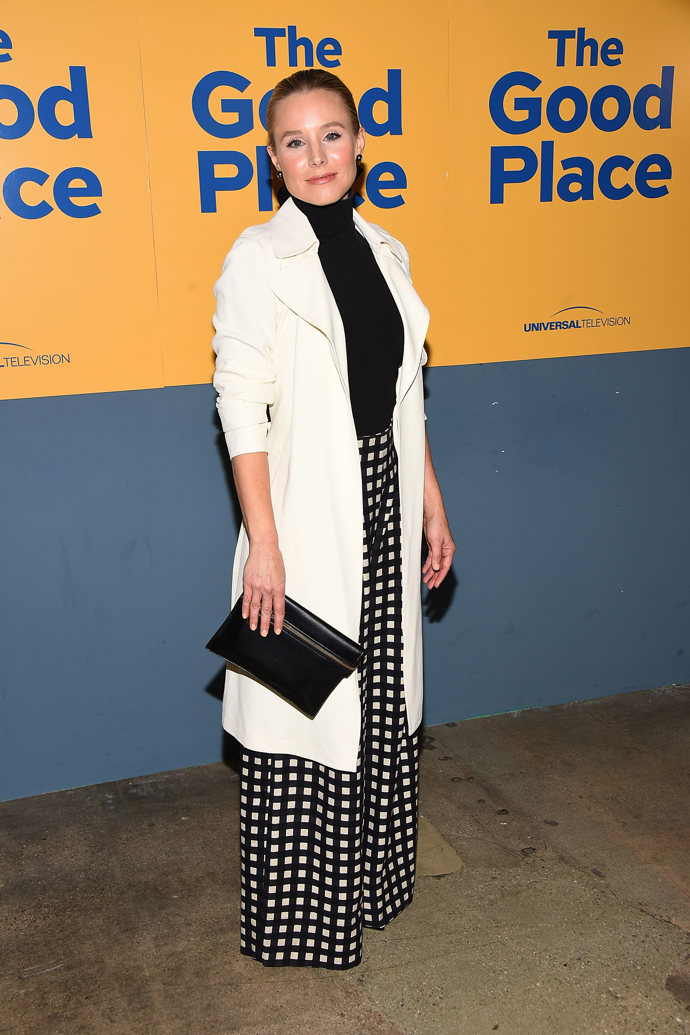 Krásná Kristen Bell oblékla nadčasovou elegantní kombinaci v podobě širokých černobílých kalhot, teplého roláku a kabátku. 
