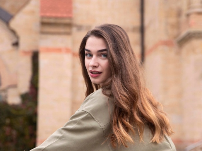 Balayage s karamelovými tóny je ideální volbou v případě, že nechcete každý měsíc navštěvovat kadeřnici. 

