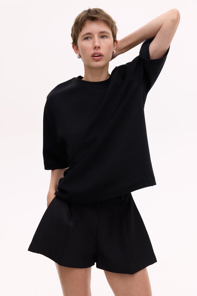 Černé triko, H&M, 379 Kč
Černé triko, H&M, 379 Kč