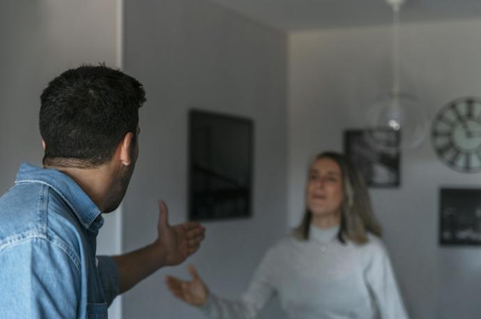 Představa krásná, ale realita je jiná. Úplně jiná. Paní Rachel je doma v podstatě jen služka. Dělá totiž doma všechno. Pečuje o celou domácnost, rodinu, děti, manžela a ještě chodí do práce.
Představa krásná, ale realita je jiná. Úplně jiná. Paní Rachel je doma v podstatě jen služka. Dělá totiž doma všechno. Pečuje o celou domácnost, rodinu, děti, manžela a ještě chodí do práce.