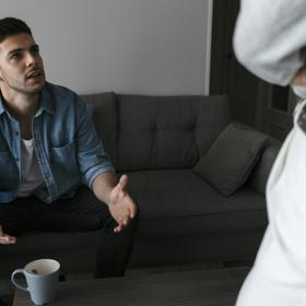 Když se pokazí něco na autě, musí to vyřešit ona. Její manžel nepomůže s ničím. Naopak, má pevná pravidla. Například večeře musí být na stole každý den v 18:00. Každý den je to pro Rachel boj s časem.
