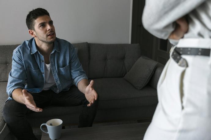 Když se pokazí něco na autě, musí to vyřešit ona. Její manžel nepomůže s ničím. Naopak, má pevná pravidla. Například večeře musí být na stole každý den v 18:00. Každý den je to pro Rachel boj s časem.
Když se pokazí něco na autě, musí to vyřešit ona. Její manžel nepomůže s ničím. Naopak, má pevná pravidla. Například večeře musí být na stole každý den v 18:00. Každý den je to pro Rachel boj s časem.