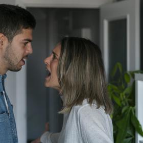 Paní Rachel se vdávala z lásky a s představou, že bude vše sluncem zalité. Že si vzala partnera, který ji bude milovat, bude si ji vážit, respektovat, společně se doplňovat.
