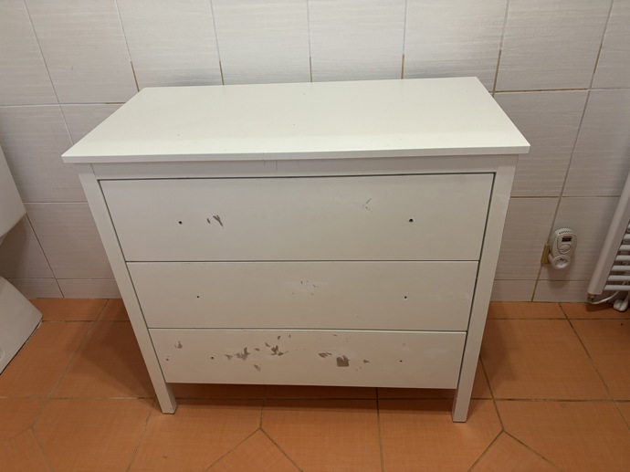 Klíčovým prvkem nové koupelny se stala stará dřevěná komoda. 
