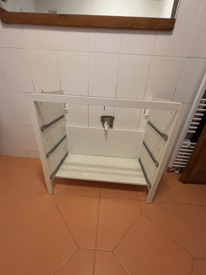 „Když jsem ji dostala, hned jsem věděla, že z ní udělám skříňku pod umyvadlo,“
