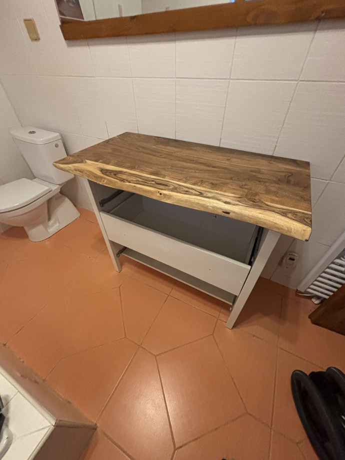 Horní desku nahradila masivní deskou z akáciového dřeva, kterou koupila jako krycí desku z e-shopu vidaXL. 

