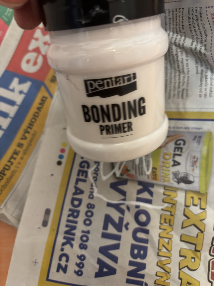 Komodu natřela nátěrem Bonding Primer pro lepší přilnavost barvy.
