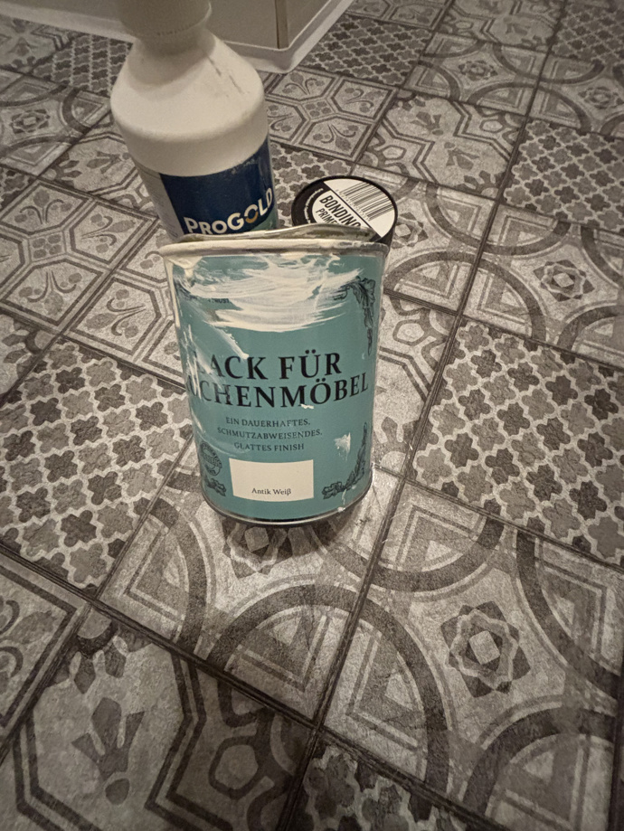 Finální vrstvu tvořila barva Rust-Oleum Kitchen Cupboard Paint Barva: Antique White/ bílá antik.

