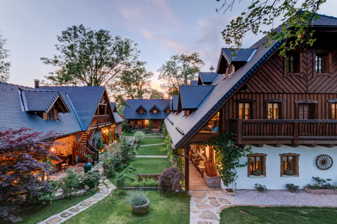 Resort může být velkou inspirací pro každého, kdo uvažuje o rekonstrukci chalupy, statku nebo stavbě domu s venkovskými prvky. 
