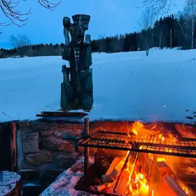 Venkovní ohniště láká k večernímu posezení, grilování a dlouhým rozhovorům pod hvězdami.
