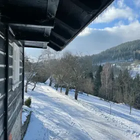 Roubenka SpaSpa zasazená do klidné krajiny Horních Dušnic nabízí soukromí a výhledy, které se neokoukají v žádném ročním období.
