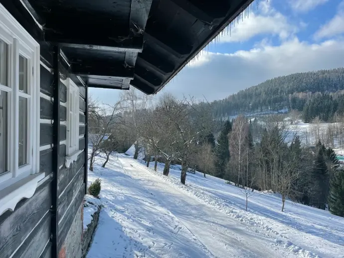 Roubenka SpaSpa zasazená do klidné krajiny Horních Dušnic nabízí soukromí a výhledy, které se neokoukají v žádném ročním období.
