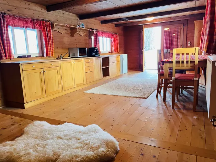 Plně vybavená kuchyně zvládne vaření pro celou rodinu nebo větší partu bez kompromisů.
