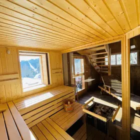 Finská sauna s výhledem do přírody je ideální místo, kde po výletu nebo lyžování vypnete hlavu a zpomalíte.
