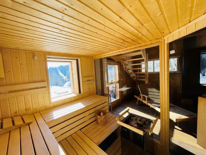 Finská sauna s výhledem do přírody je ideální místo, kde po výletu nebo lyžování vypnete hlavu a zpomalíte.
