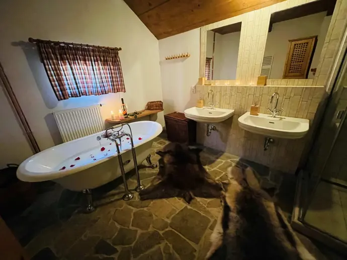 Stylová koupelna s volně stojící vanou přímo vybízí k relaxaci a pomalým večerům při svíčkách.

