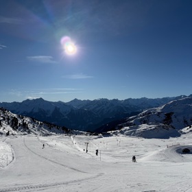Pod vrcholem Rastkogel ve 2.762 m je ideální areál pro malé děti včetně fun slope.
Pod vrcholem Rastkogel ve 2.762 m je ideální areál pro malé děti včetně fun slope.
