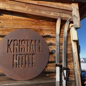 Kristallhütte je tradiční alpská chata s doslova dechberoucím výhledem.
Kristallhütte je tradiční alpská chata s doslova dechberoucím výhledem.