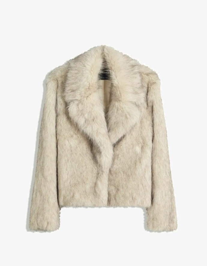 Světlý kabát z umělé kožešiny, Bershka, 1 799 Kč
