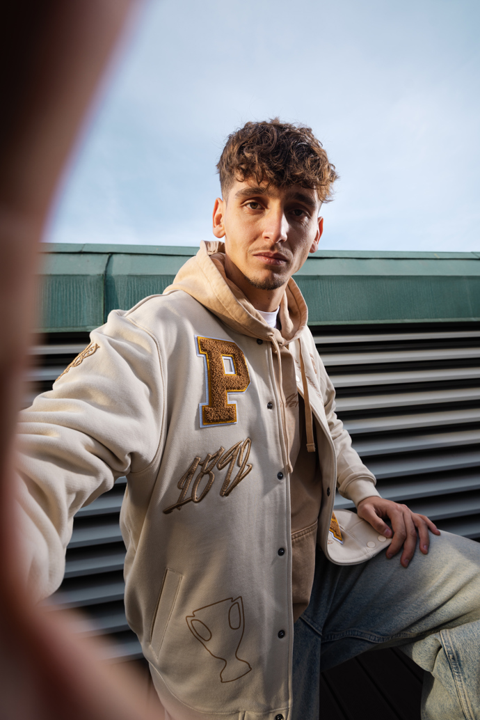 Fotbalista Mojmír Chytil je spoluhráč a přítel Lukáše Provoda, podobně jako Tomáš Holeš, i on se zapojil do propagace kolekce Difference.
Fotbalista Mojmír Chytil je spoluhráč a přítel Lukáše Provoda, podobně jako Tomáš Holeš, i on se zapojil do propagace kolekce Difference.