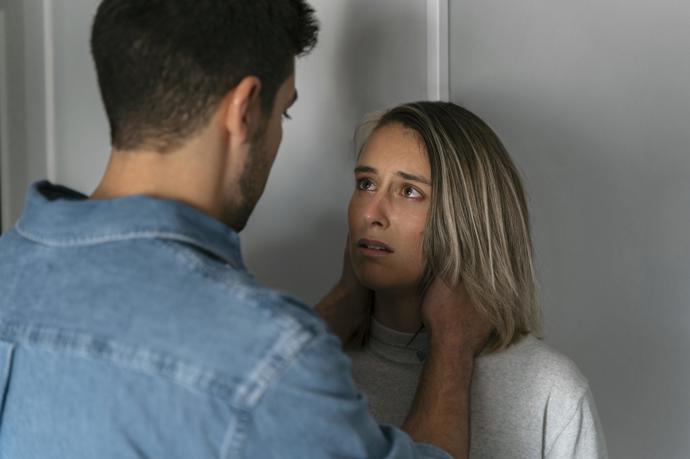 Přemýšlí, zda má vůbec sílu odejít a začít někde nový život. Není to nakonec tak, že si přeci jen zvykla na každodenní ponižování a manipulaci? Dokáže to?
Přemýšlí, zda má vůbec sílu odejít a začít někde nový život. Není to nakonec tak, že si přeci jen zvykla na každodenní ponižování a manipulaci? Dokáže to?