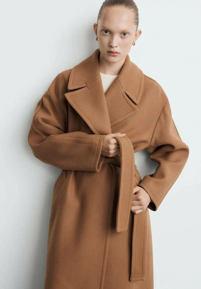 Kabát s páskem, Mango/Zalando, 4999 Kč
Kabát s páskem, Mango/Zalando, 4999 Kč