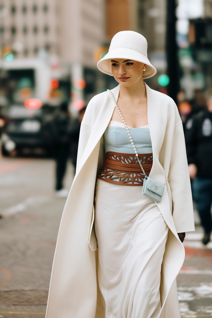 Vlněný bucket hat se hodí i do krémového outfitu
