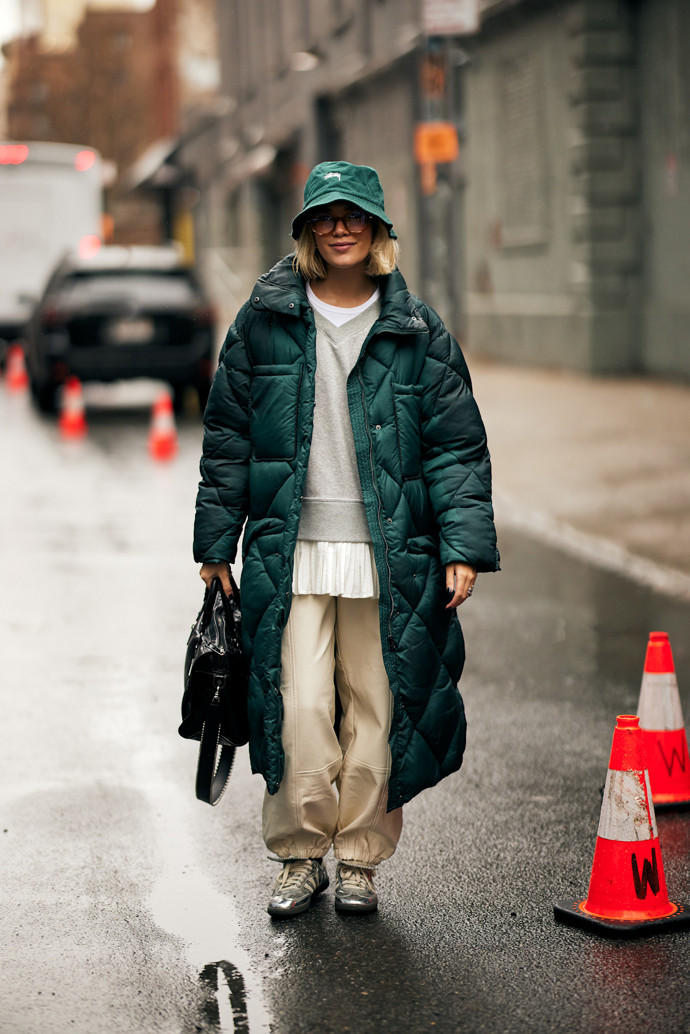 Bucket hat v tmavě zelené můžete sladit se zimním prošívaným kabátem

