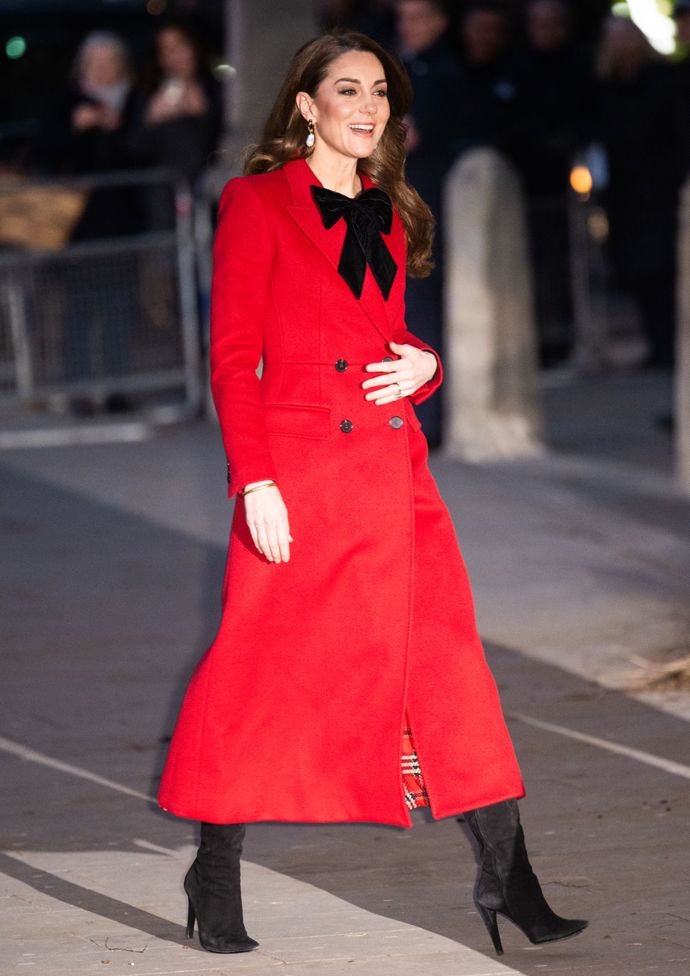 Princezna Kate je vždy noblesní a velice elegantní. Červený kabát je kouskem, který se ke svátečnímu outfitu dokonale hodí. 
