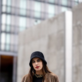 Chybu neuděláte, ani když černý vlněný bucket hat sladíte s trendy kožíškem
Chybu neuděláte, ani když černý vlněný bucket hat sladíte s trendy kožíškem