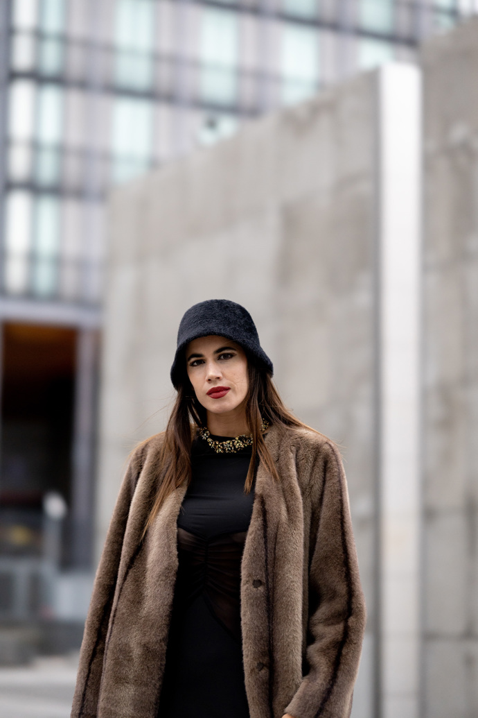 Chybu neuděláte, ani když černý vlněný bucket hat sladíte s trendy kožíškem
